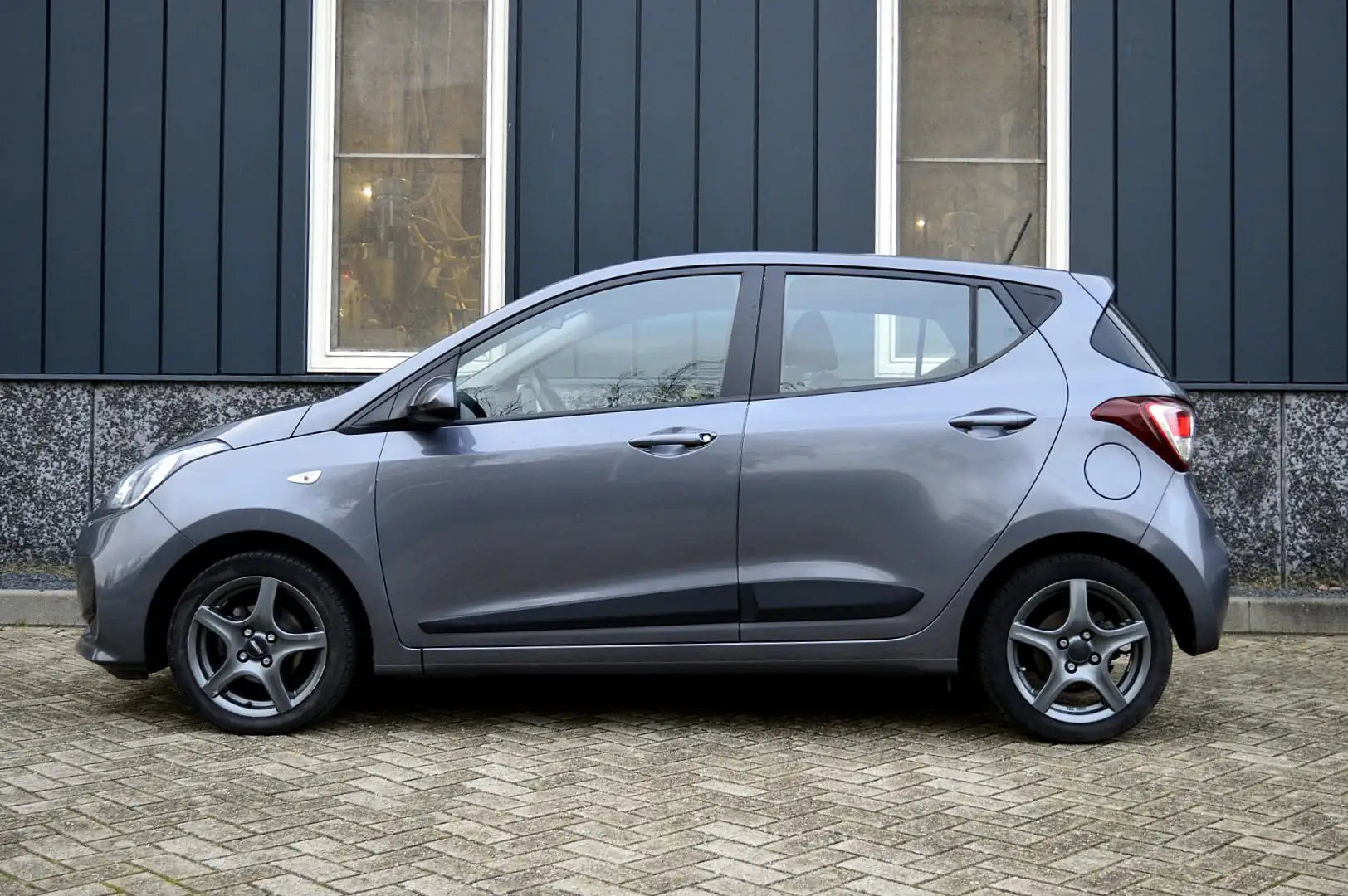 Hyundai i10 1.0i Comfort Rijklaarprijs-Garantie Navigatie Airc Grijs - 2
