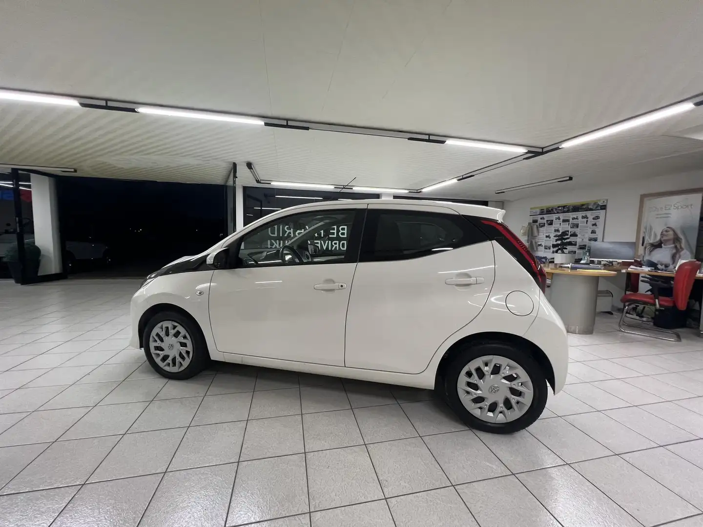 Toyota Aygo Connect 1.0 VVT-i 72 CV 5 porte x-cool Blanc - 2