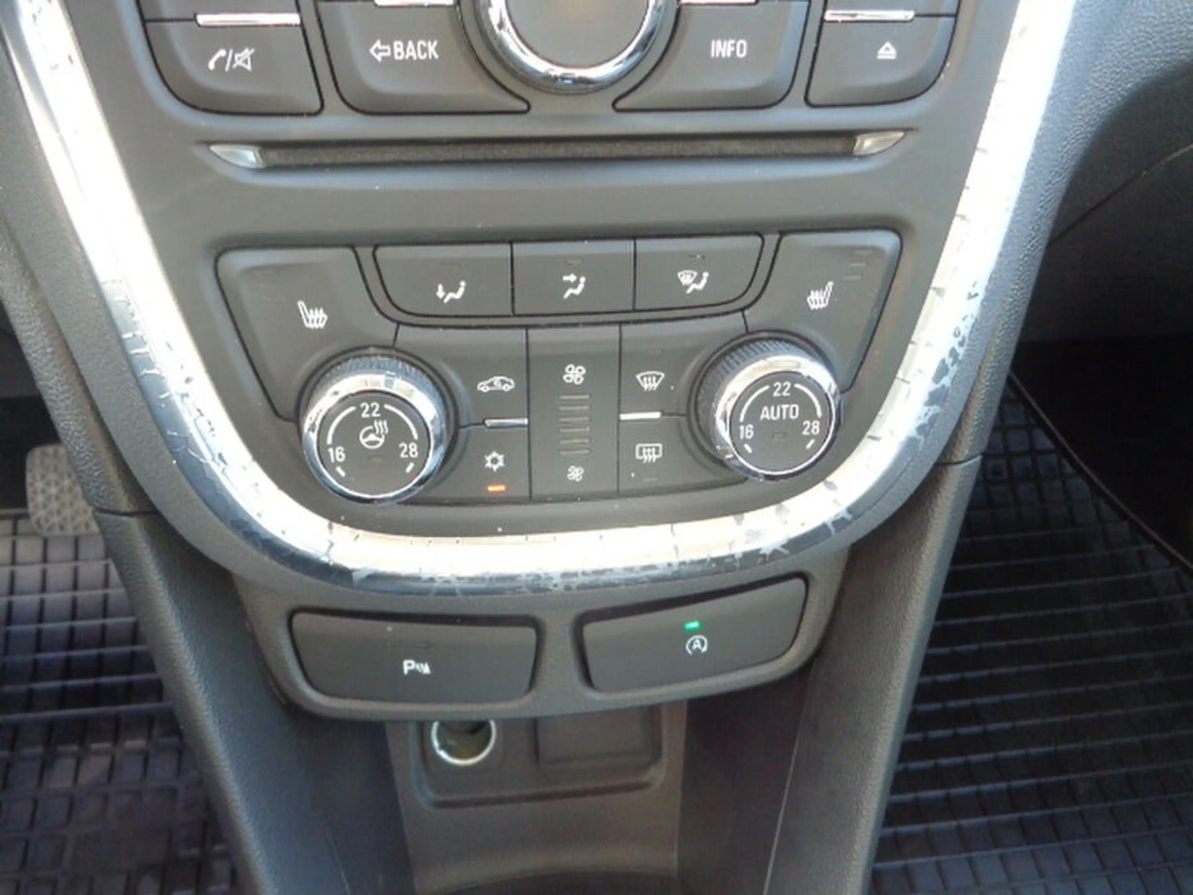 Opel Mokka 1,6 Cosmo — photo 11