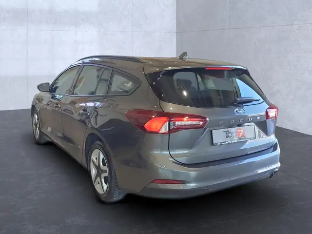 Ford Focus view 3