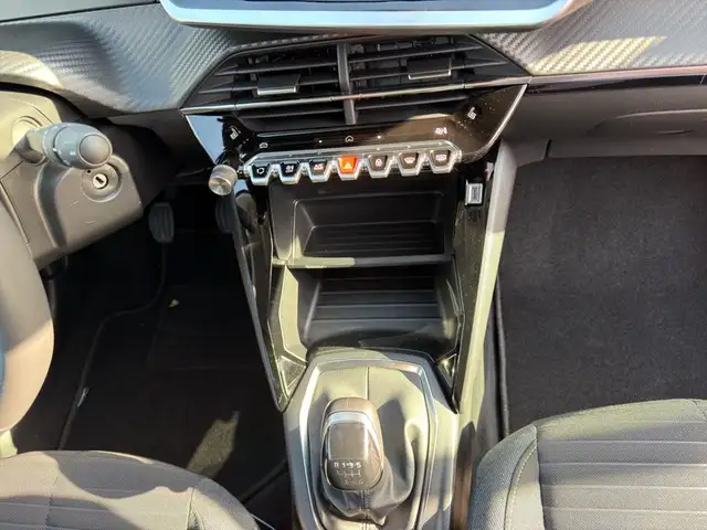 Peugeot 208 view 11