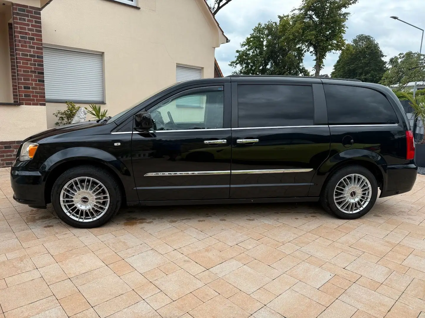 Chrysler Grand Voyager 3.6 V6+LPG Gas+Leder+AHK+7 Sitze Schwarz - 2