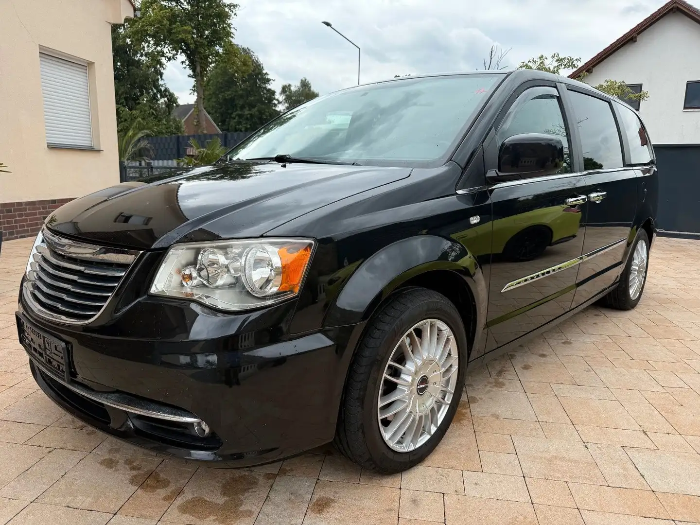 Chrysler Grand Voyager 3.6 V6+LPG Gas+Leder+AHK+7 Sitze Schwarz - 1