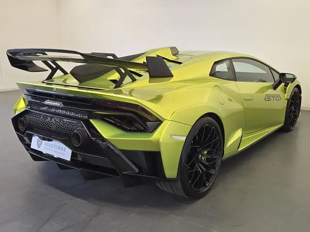 Lamborghini Huracan view 3
