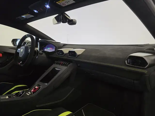 Lamborghini Huracan view 7