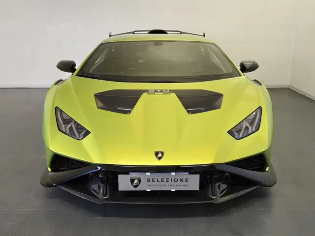 Lamborghini Huracan view 5