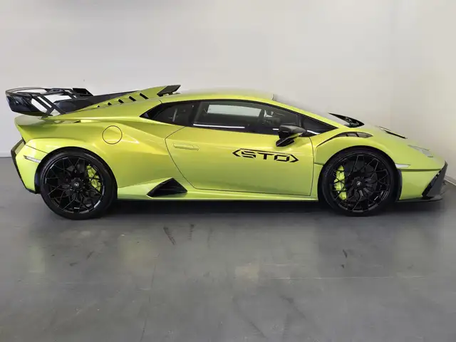 Lamborghini Huracan view 2