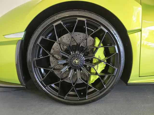 Lamborghini Huracan view 9