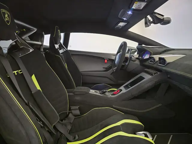 Lamborghini Huracan view 6