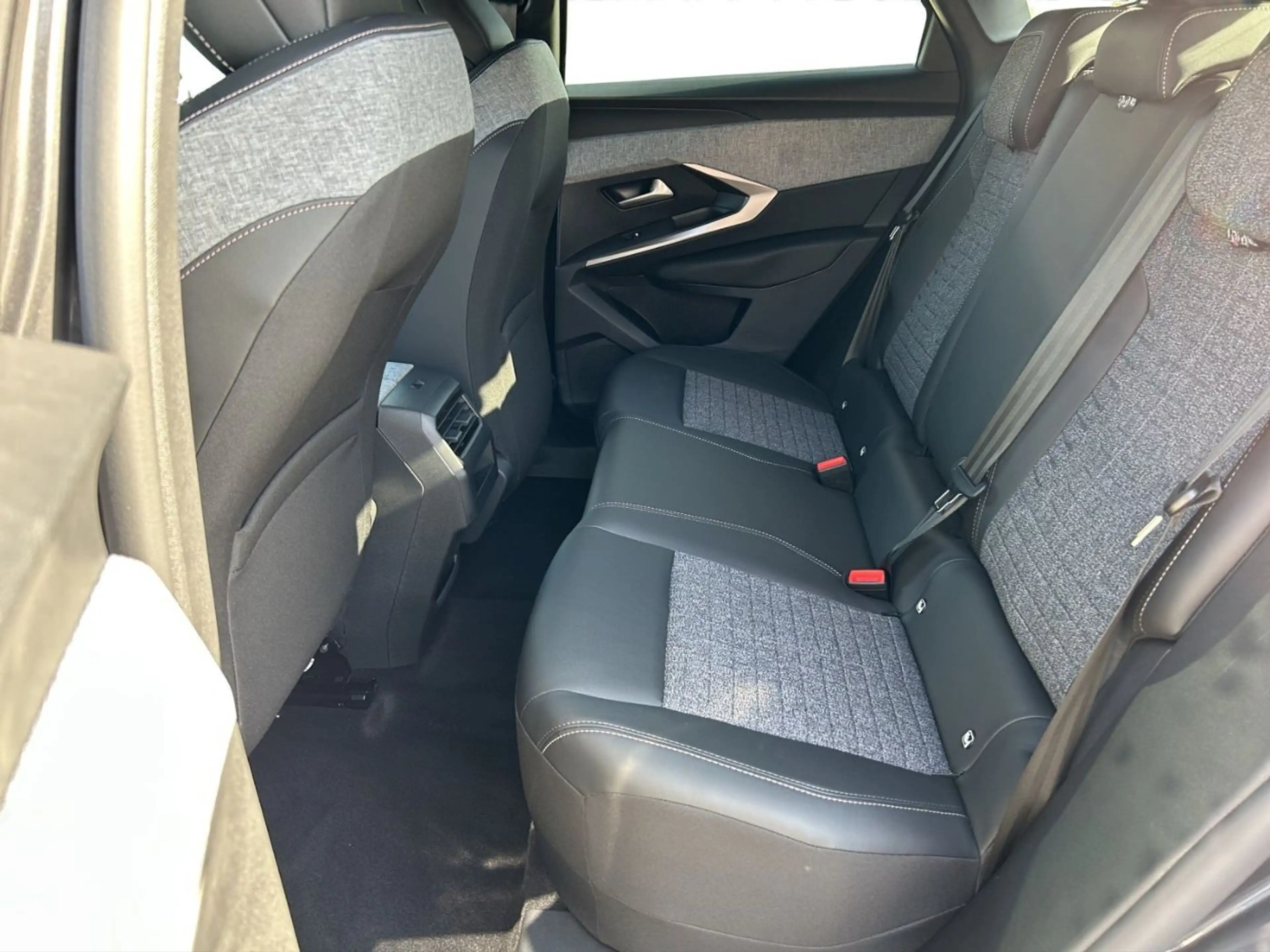 Peugeot 3008 Allure Hybrid 145 360° AHK SHZ NAVI CARPLAY — photo 13