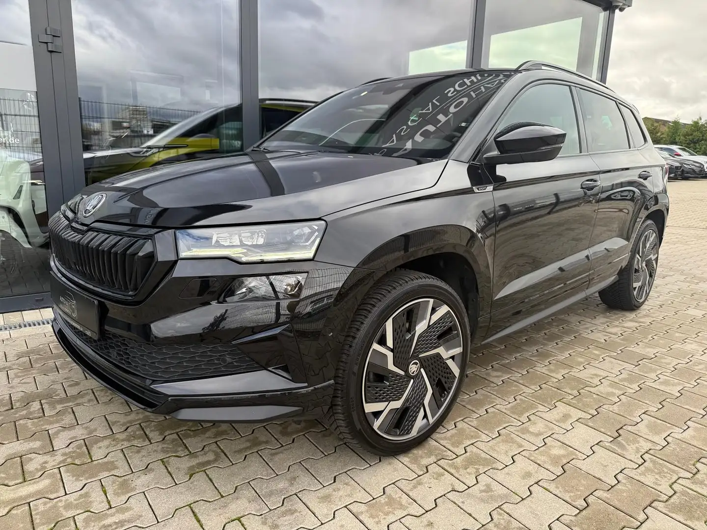 Skoda Karoq Sportline 4x4 2.0 TDI/DSG/LED/VIRTUAL/AHK/ Schwarz - 2