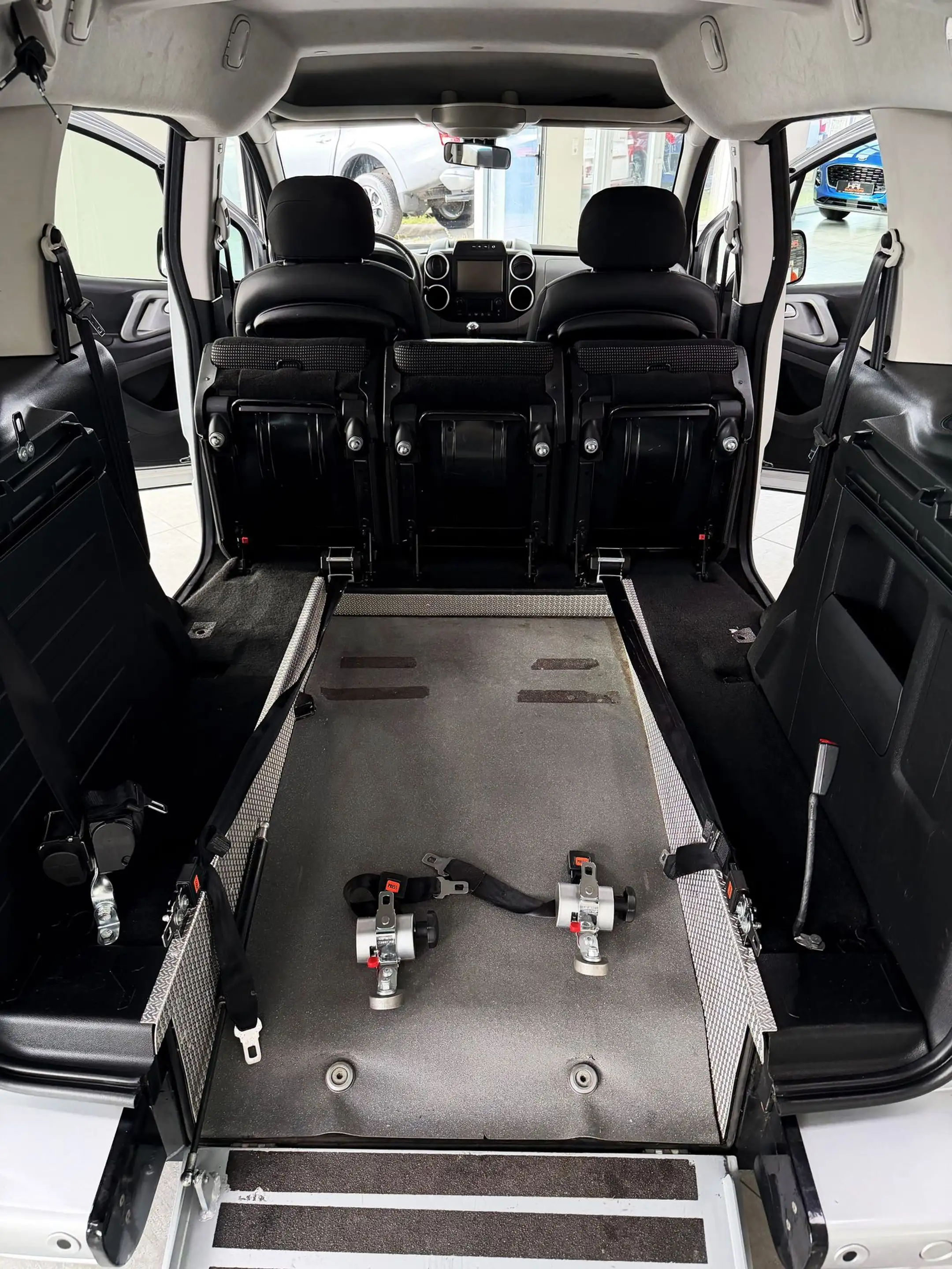 Peugeot Partner Esplanade 5-Sitzer/Behindertengerecht/Klima — photo 17