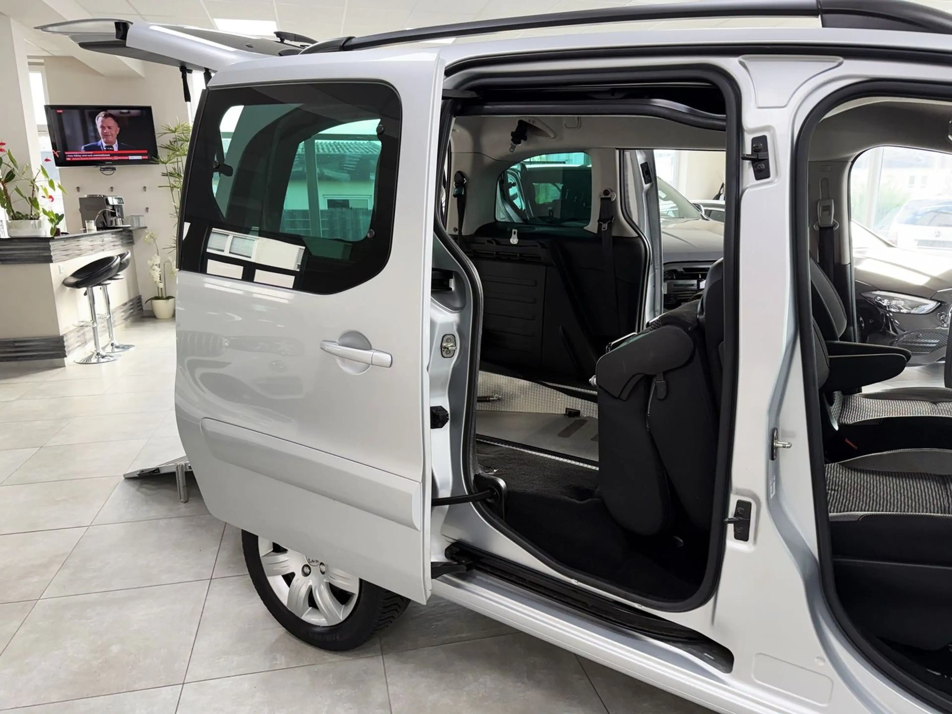 Peugeot Partner Esplanade 5-Sitzer/Behindertengerecht/Klima — photo 24