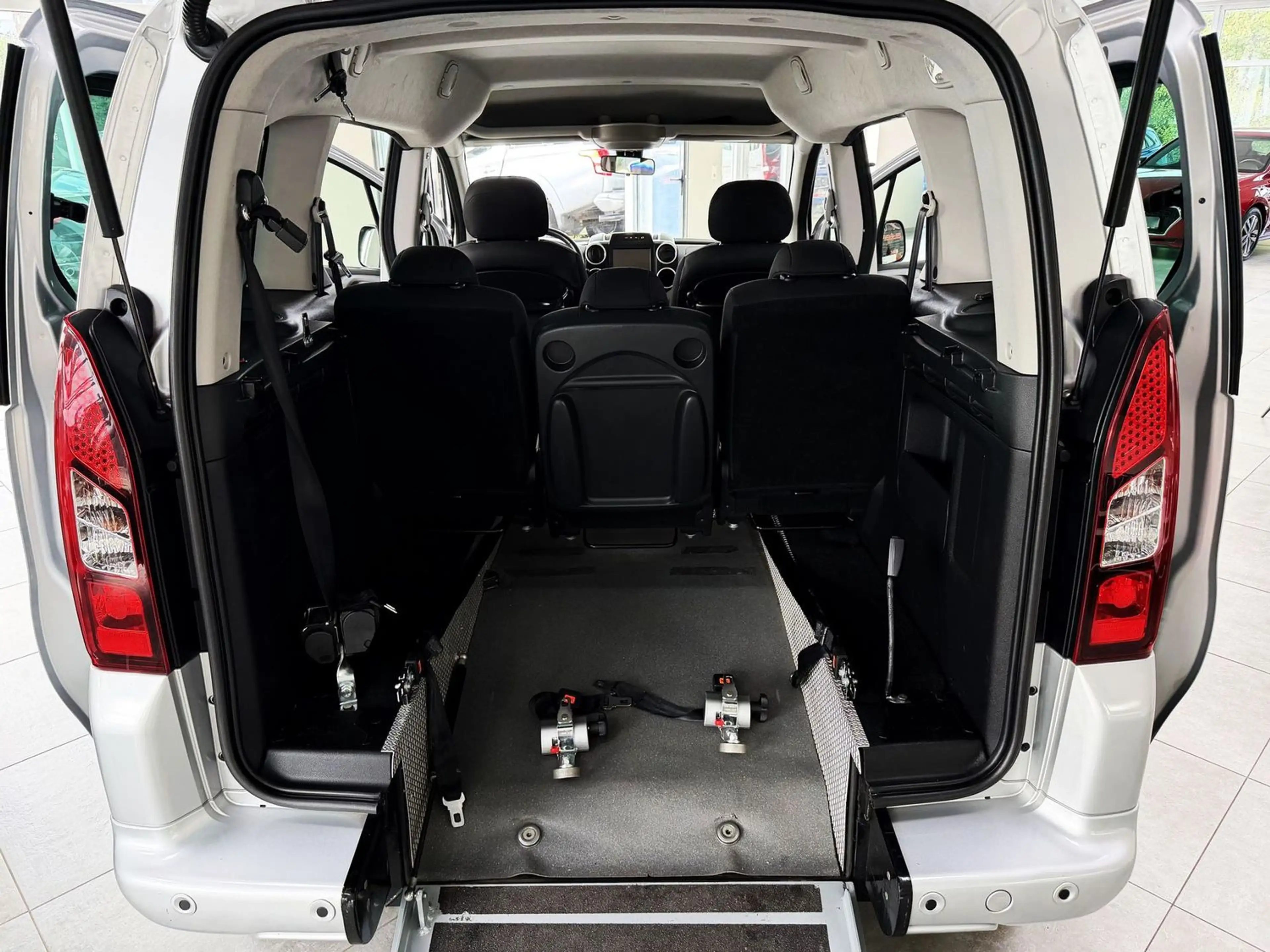 Peugeot Partner Esplanade 5-Sitzer/Behindertengerecht/Klima — photo 15