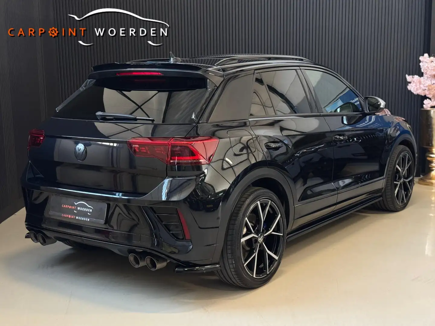 Volkswagen T-Roc 2.0 TSI R 4Motion | AKRAPOVIC | PANO | VOL! Zwart - 2