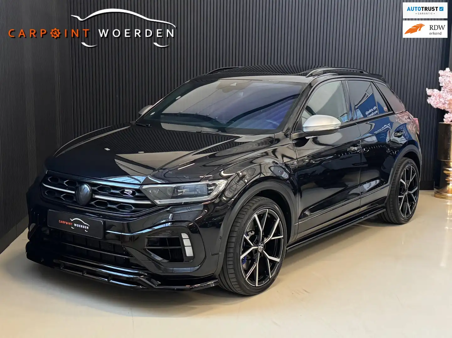 Volkswagen T-Roc 2.0 TSI R 4Motion | AKRAPOVIC | PANO | VOL! Zwart - 1
