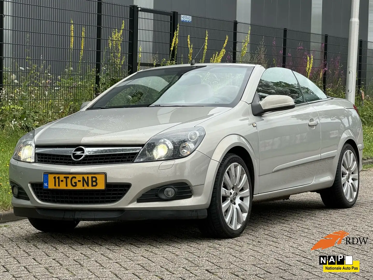 Opel Astra TwinTop 1.8 Enjoy 2007 Leder Navi top staat!! Grijs - 1