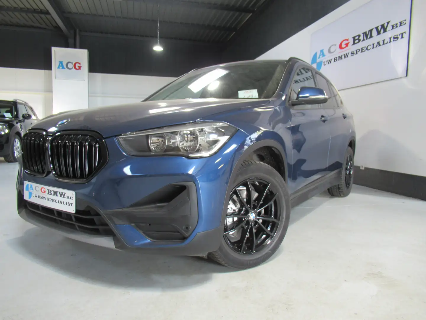 BMW X1 18i Aut PanoDak Trekh Navi Carplay ParkAss Black Blauw - 2
