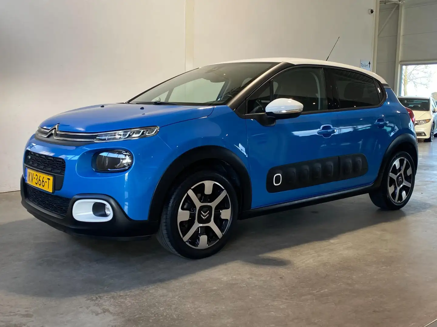 Citroen C3 1.2 PureTech Shine Trekhaak NL-auto Blauw - 1