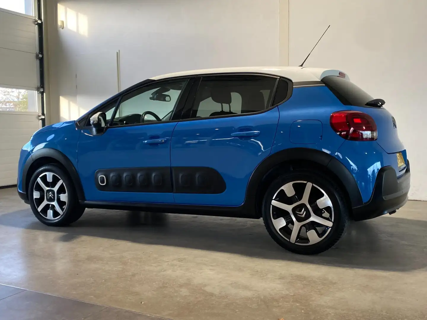 Citroen C3 1.2 PureTech Shine Trekhaak NL-auto Blauw - 2