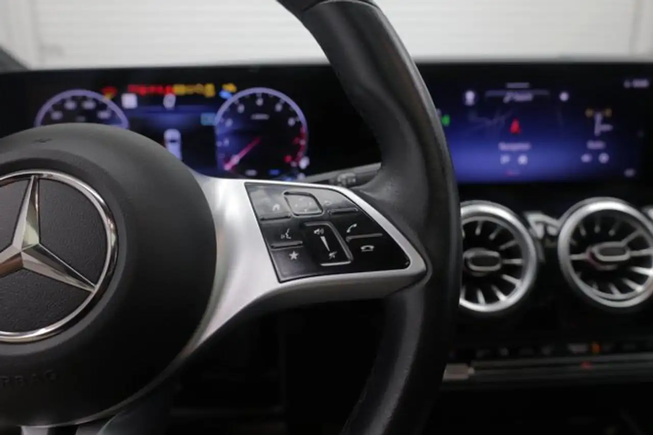 Mercedes-Benz GLA снимка Mercedes-Benz GLA