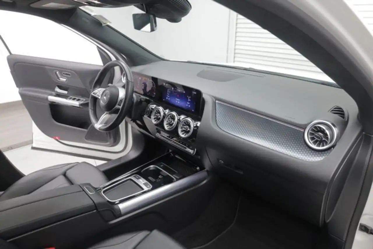 Mercedes-Benz GLA снимка Mercedes-Benz GLA
