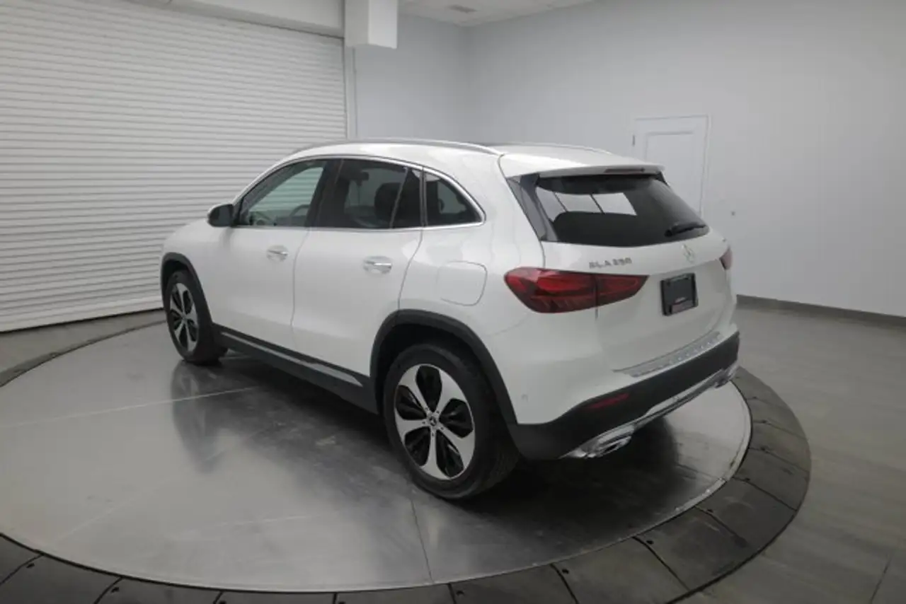 Mercedes-Benz GLA снимка Mercedes-Benz GLA