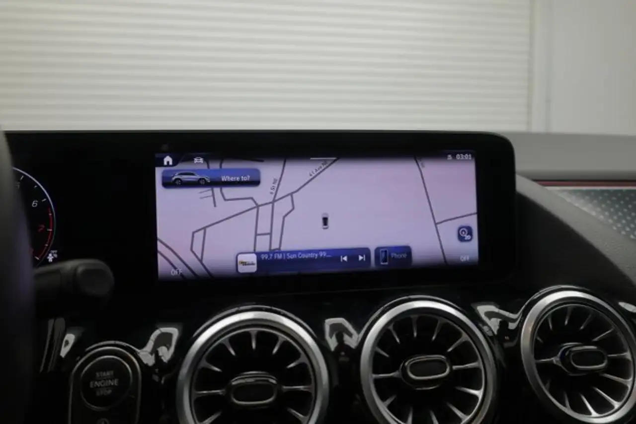 Mercedes-Benz GLA снимка Mercedes-Benz GLA