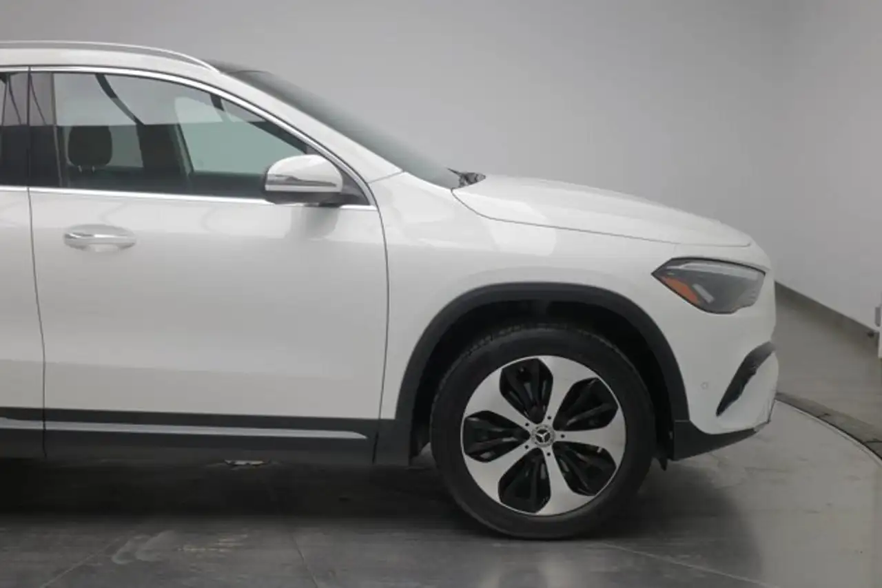 Mercedes-Benz GLA снимка Mercedes-Benz GLA