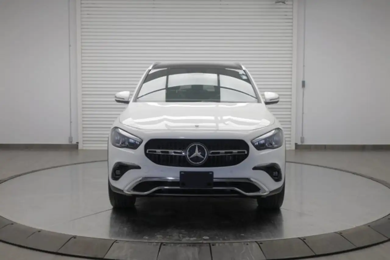 Mercedes-Benz GLA снимка Mercedes-Benz GLA
