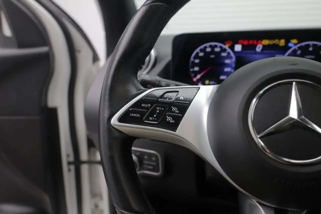 Mercedes-Benz GLA снимка Mercedes-Benz GLA