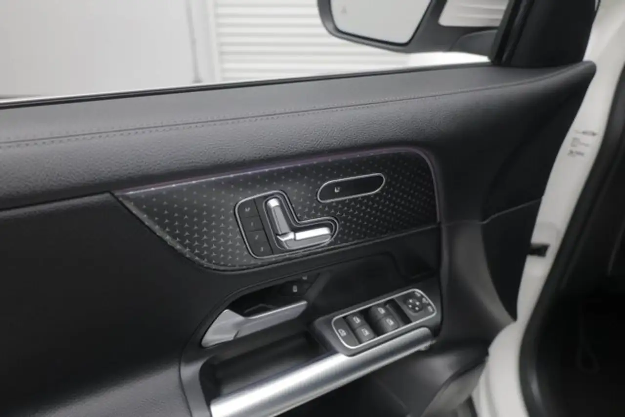 Mercedes-Benz GLA снимка Mercedes-Benz GLA