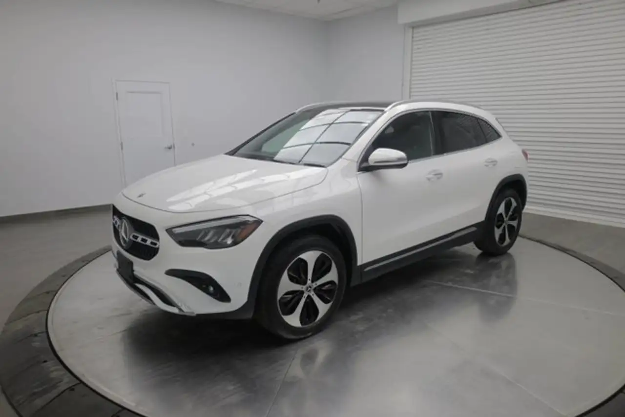 Mercedes-Benz GLA снимка Mercedes-Benz GLA