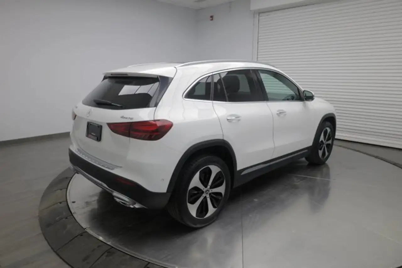 Mercedes-Benz GLA снимка Mercedes-Benz GLA