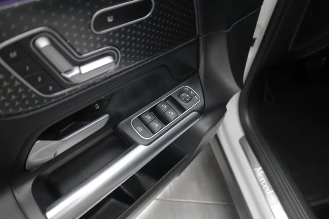 Mercedes-Benz GLA снимка Mercedes-Benz GLA