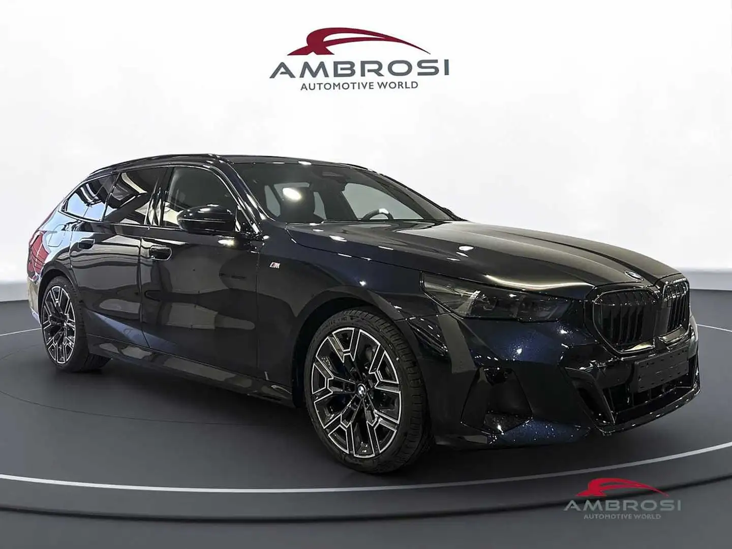 BMW 520 Touring 520d xDrive Touring Msport Pro Travel Comf Zwart - 2