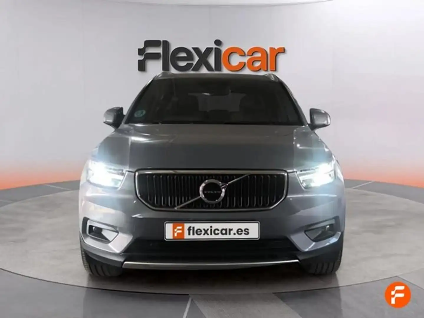 Volvo XC40 T3 Momentum Aut. Gris - 2