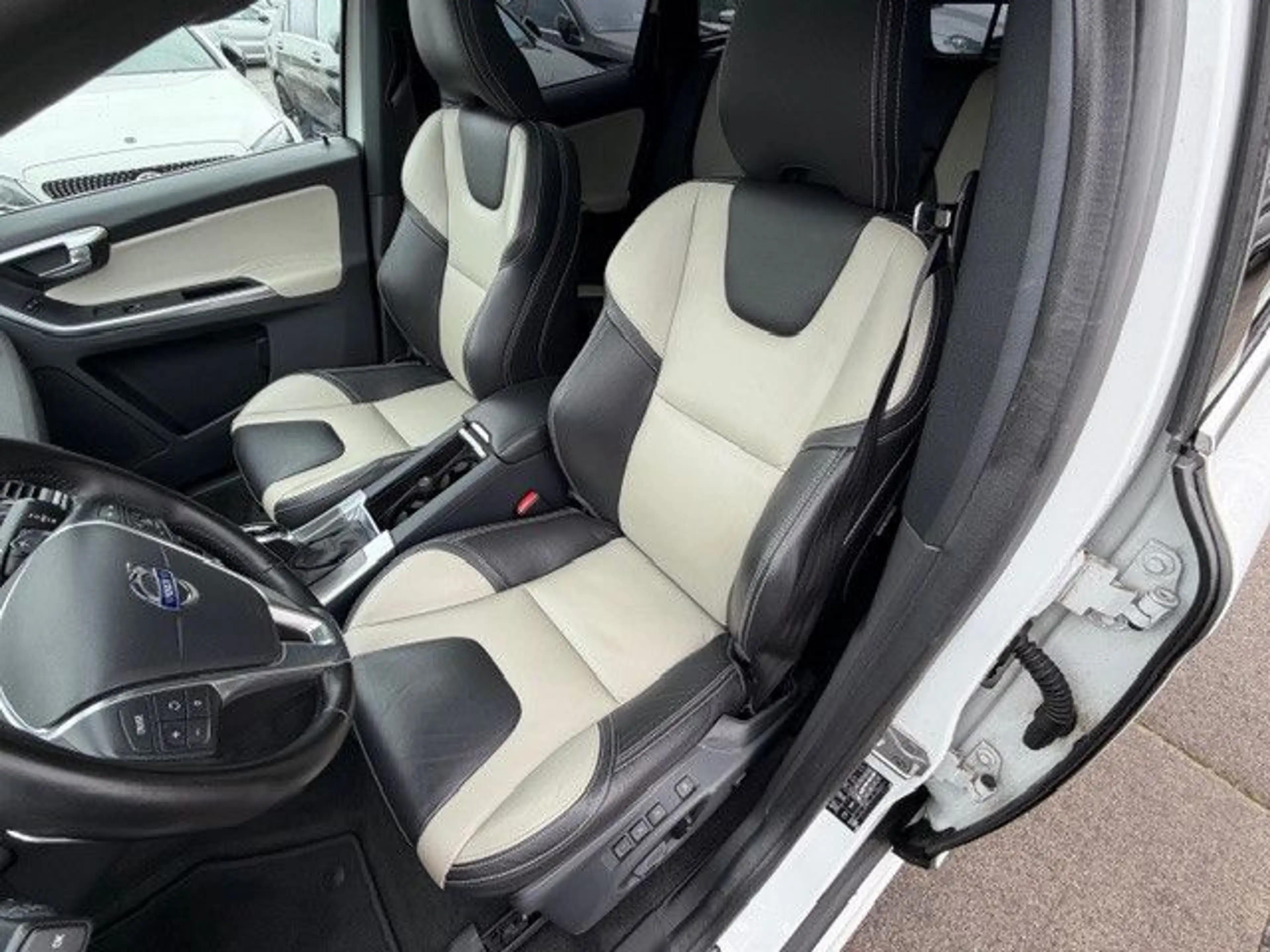 Volvo XC60 Summum 2WD — photo 12