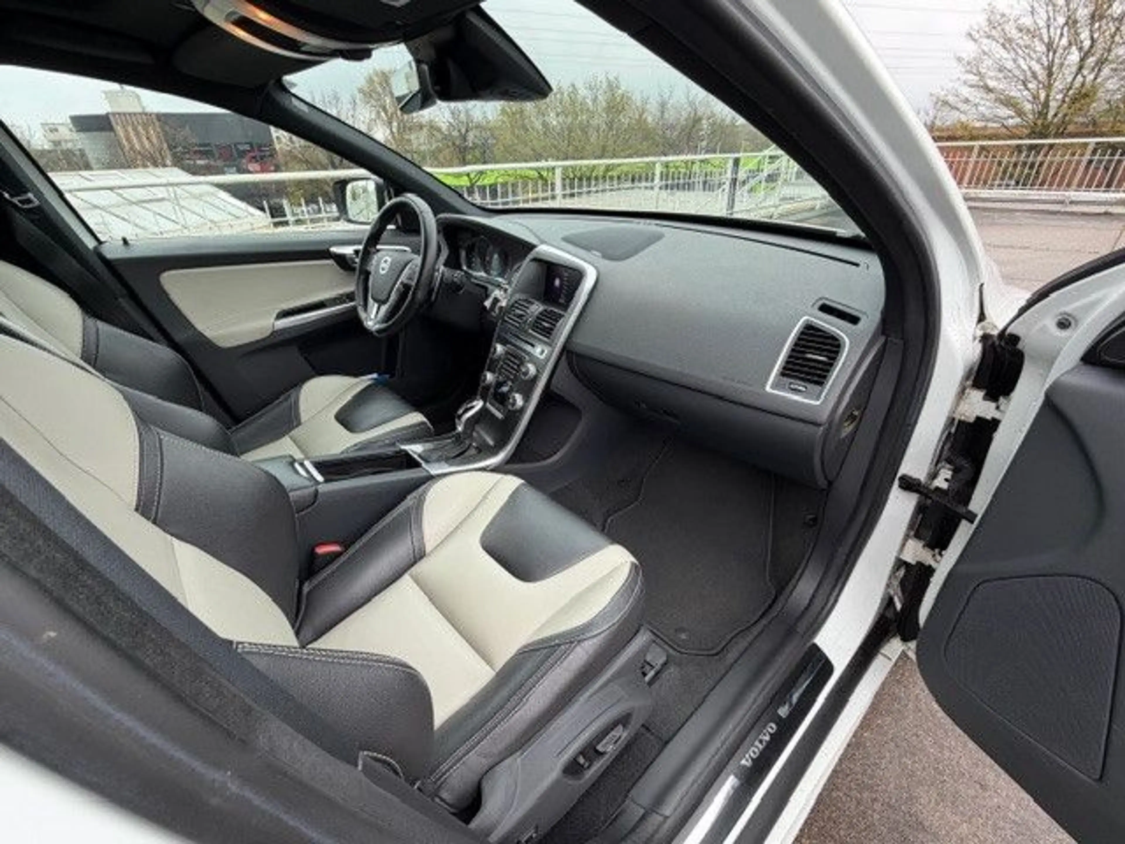 Volvo XC60 Summum 2WD — photo 14