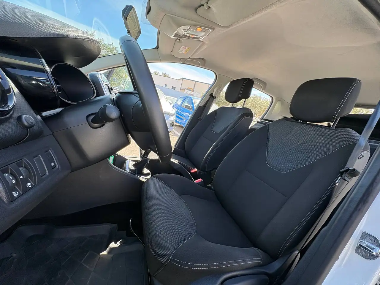 Renault Clio Citadine 3 portes — photo 10