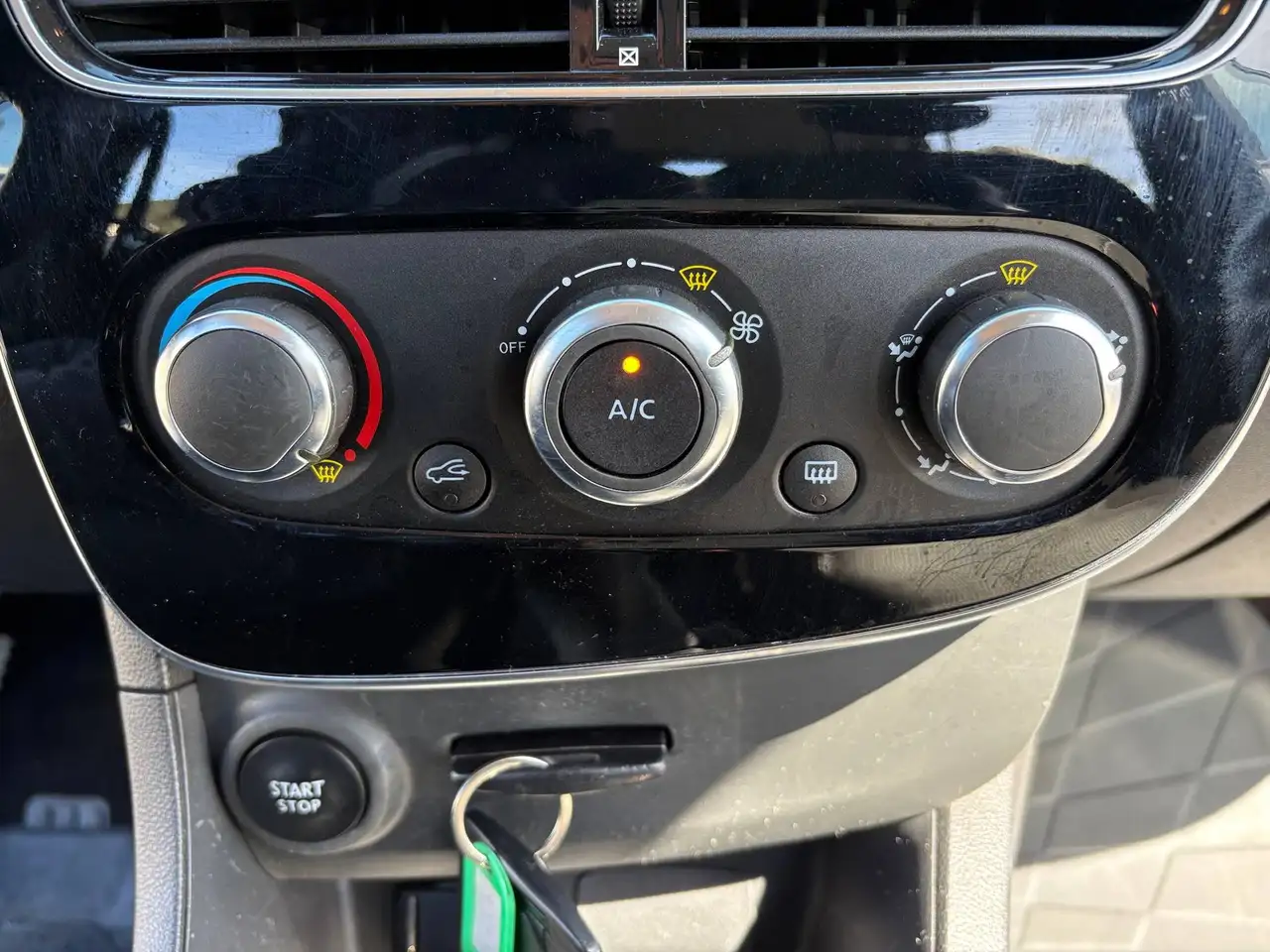 Renault Clio Citadine 3 portes — photo 14