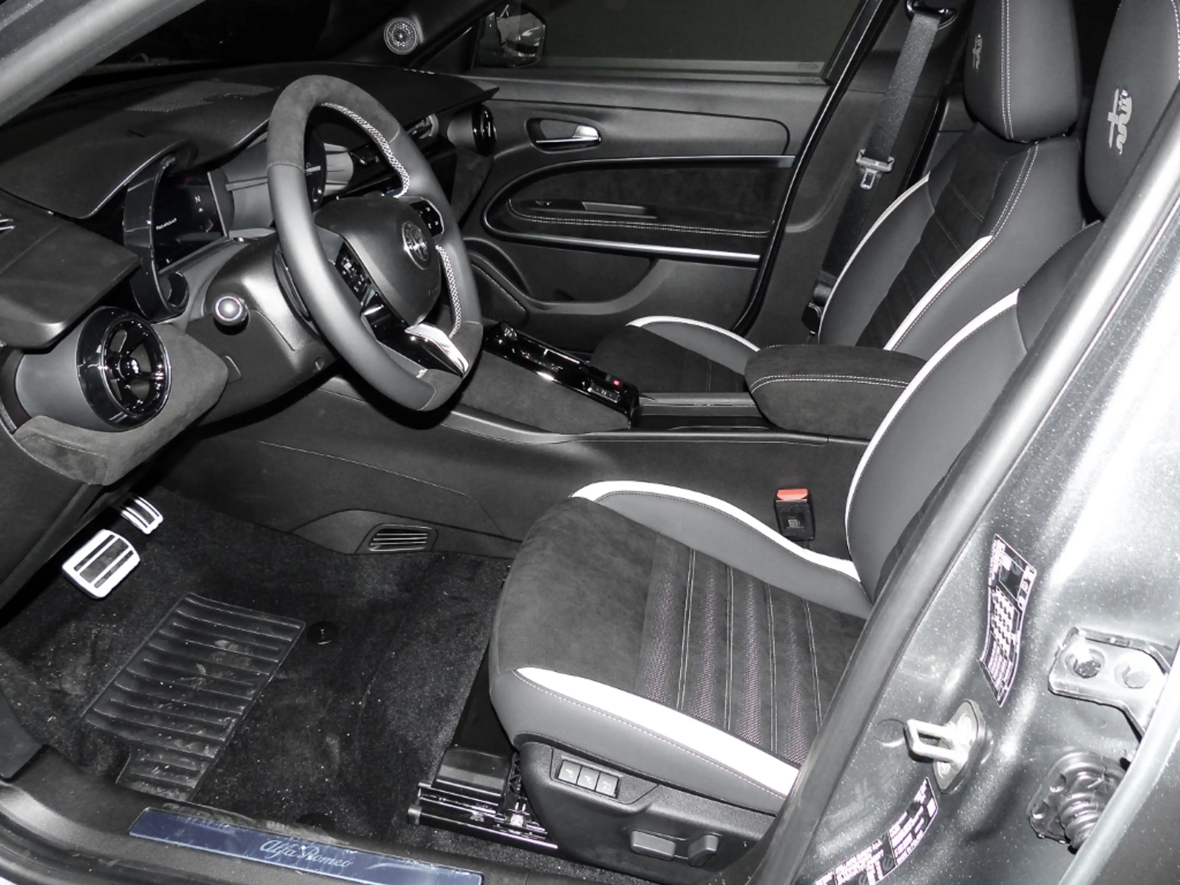 Alfa Romeo Junior Ibrida 48V-Hybrid Sport Speciale Technologie-Paket — photo 12