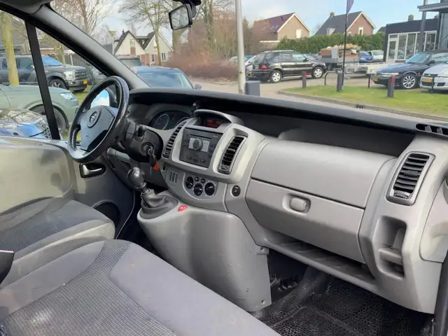 Opel Vivaro view 10