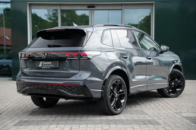 Volkswagen Tiguan view 3
