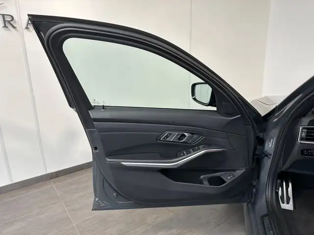 BMW 3 Series view 6