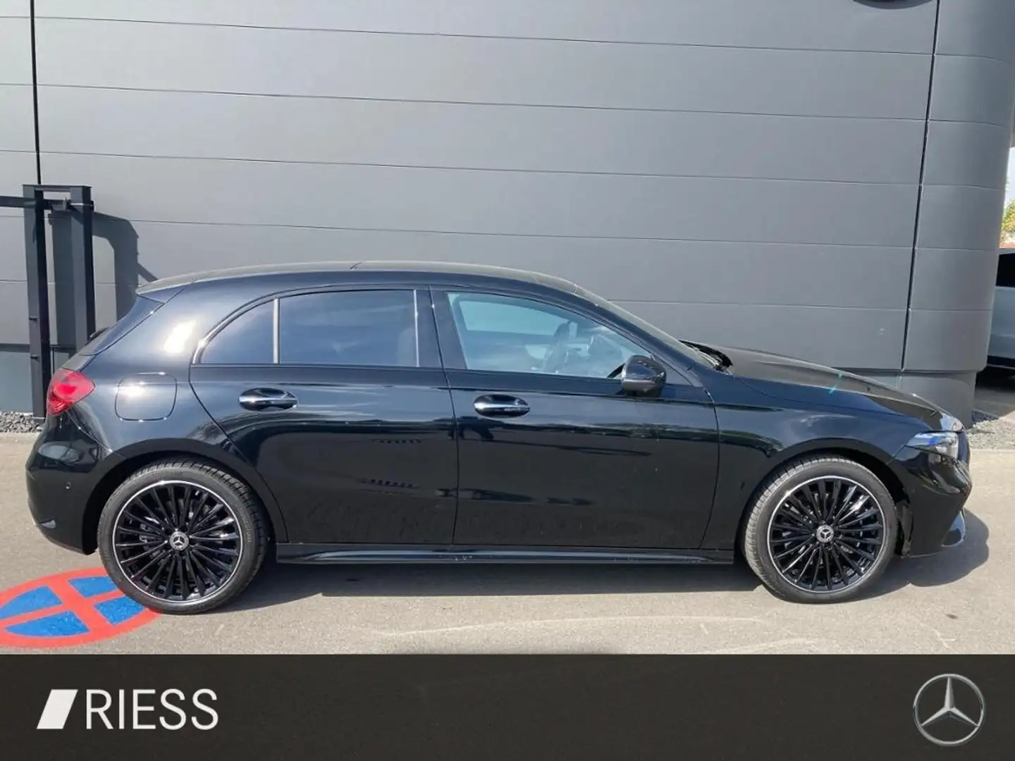 Mercedes-Benz A 250 e  AMG+Top Ausstattung Černá - 2