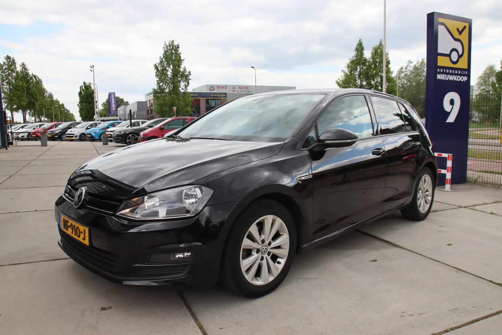 Volkswagen Golf 1.0 TSI Connected Series Carplay, Camera, ACC, NL Noir - 1