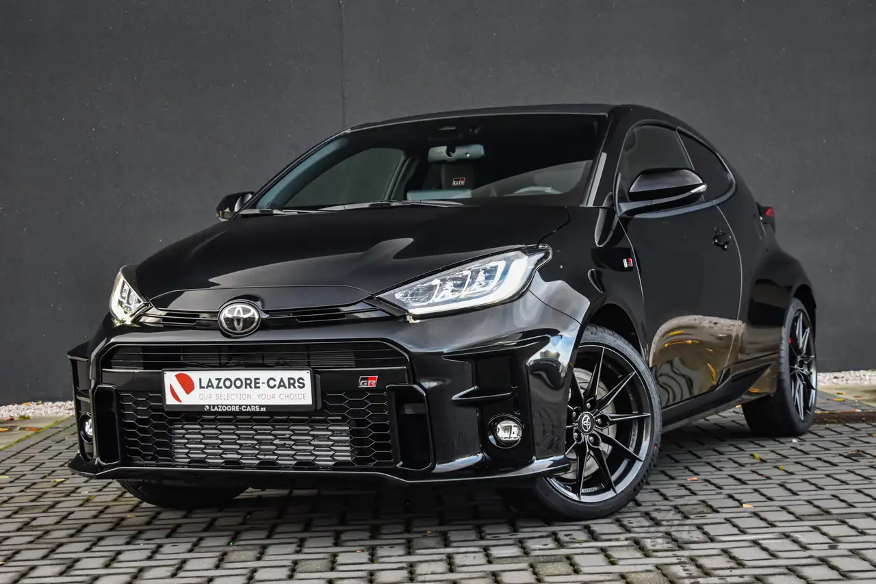 Toyota Yaris Berline in Zwart nieuwe in Nieuwpoort voor € 46.995,-