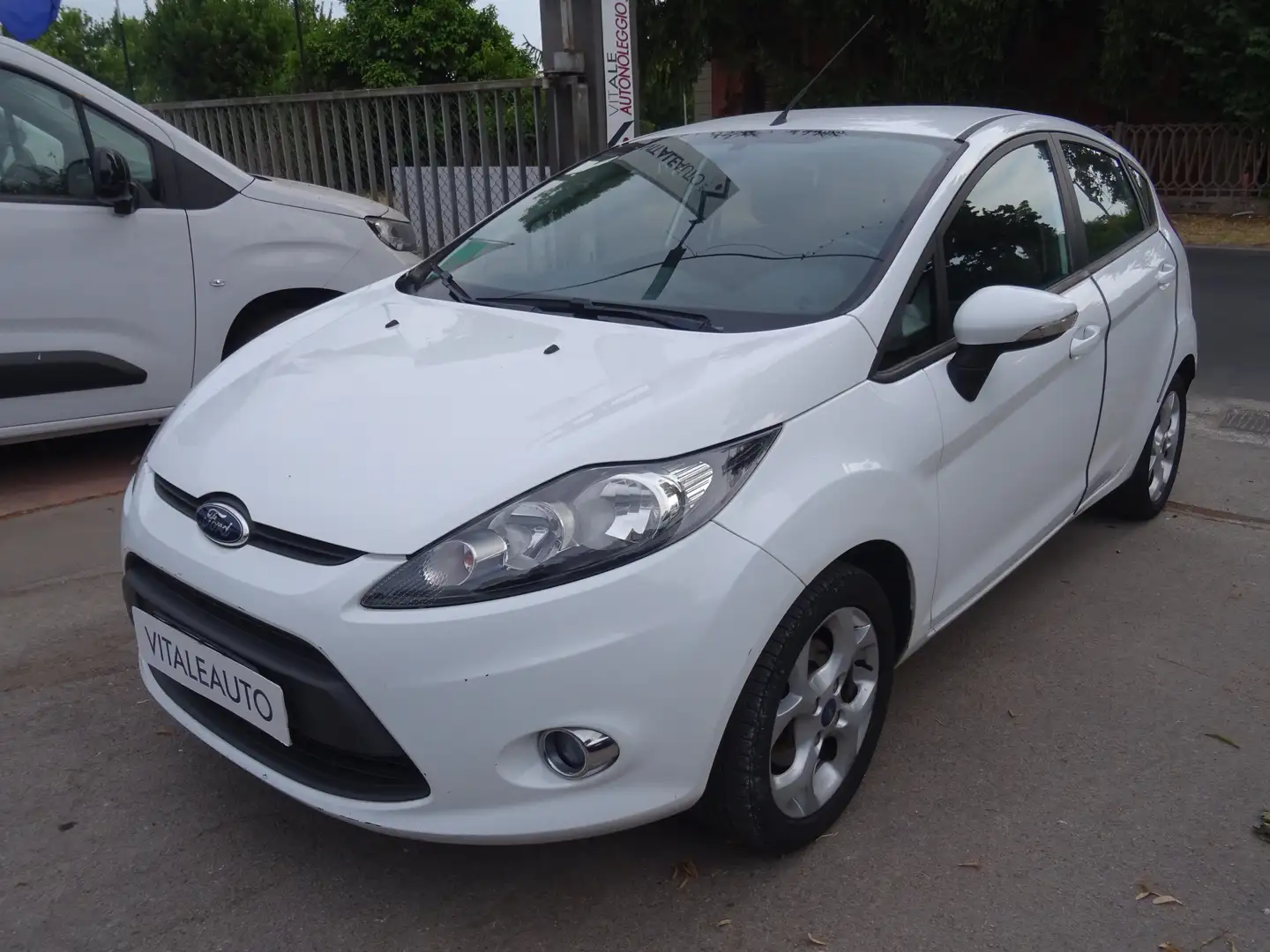 Ford Fiesta 5p 1.2 16v Titanium 82cv ( ( K M 2 1 8 3 0 ) ) Bianco - 1