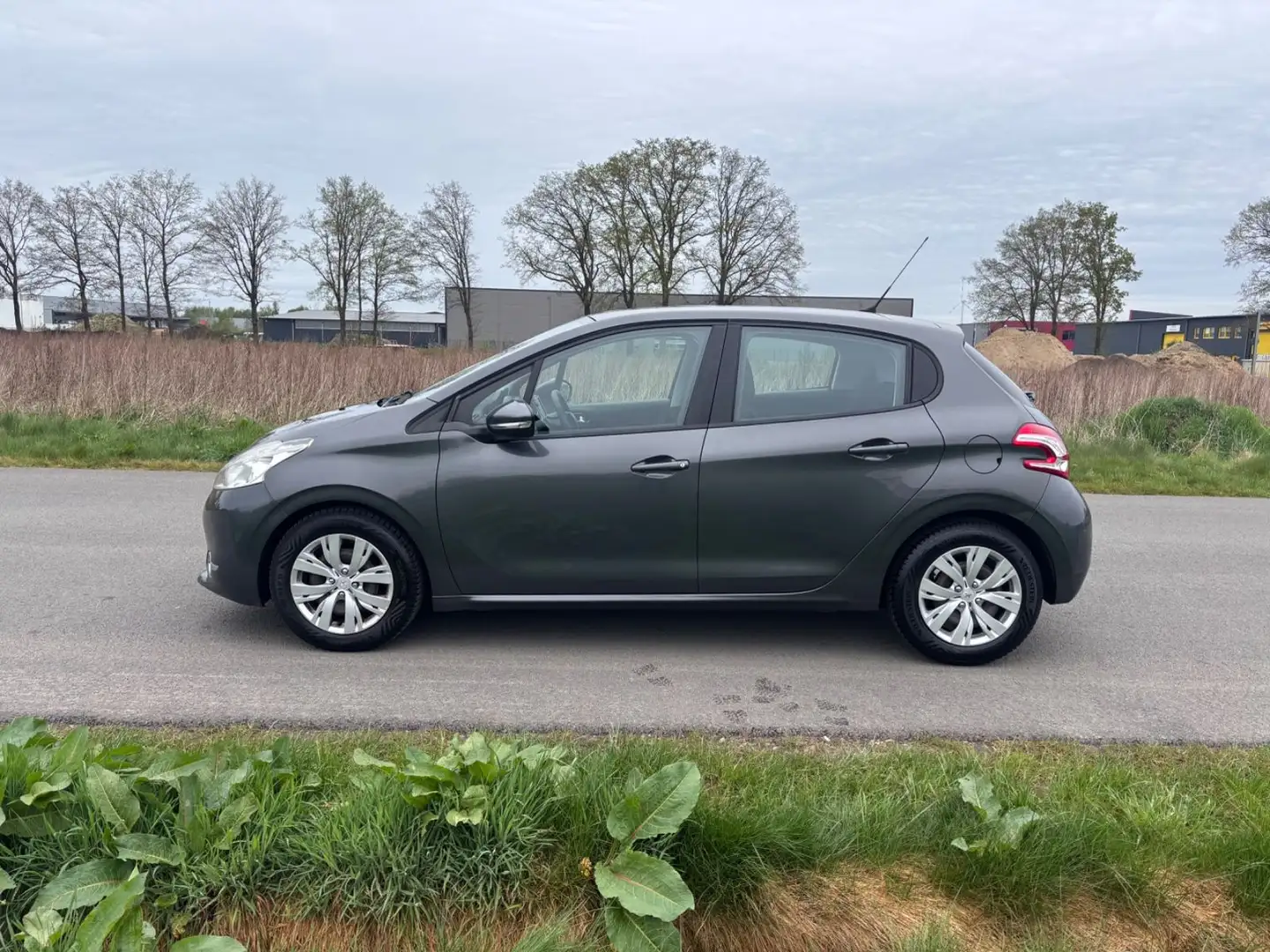 Peugeot 208 1,4i Active-Navi-Klimatr-Eur5-5Trg-Pdc Grau - 2